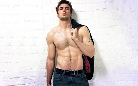 seksikäs mies, jolla on laajentunut penis