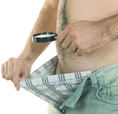 mies tutkii peniksensä ja haluaa suurentaa sitä